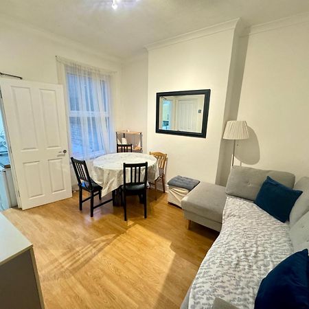 4 Bedroom House In Turnpike Lane/Wood Green Лондон Екстериор снимка