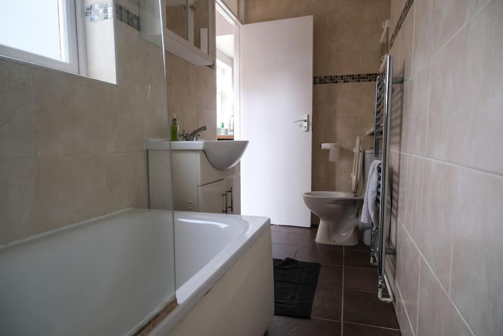 4 Bedroom House In Turnpike Lane/Wood Green Лондон Екстериор снимка