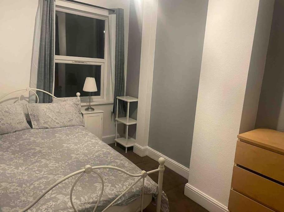 4 Bedroom House In Turnpike Lane/Wood Green Лондон Екстериор снимка