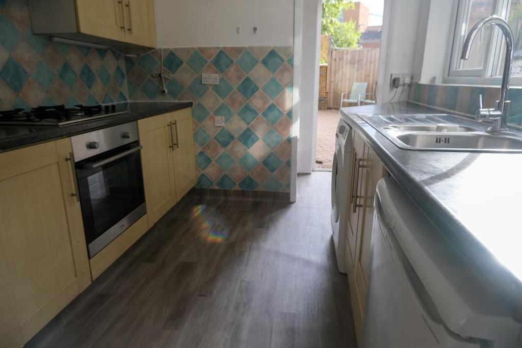 4 Bedroom House In Turnpike Lane/Wood Green Лондон Екстериор снимка