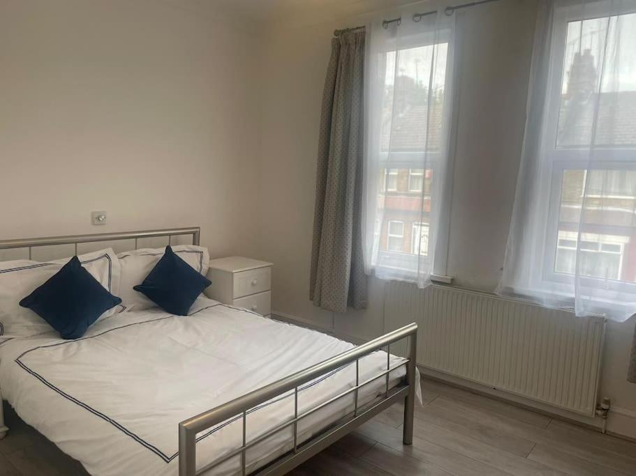 4 Bedroom House In Turnpike Lane/Wood Green Лондон Екстериор снимка