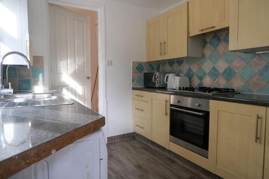 4 Bedroom House In Turnpike Lane/Wood Green Лондон Екстериор снимка